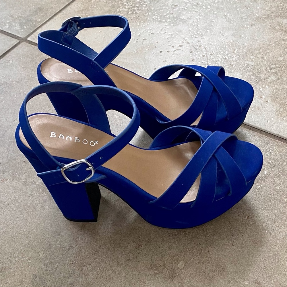 Bamboo platform sandals. Blue suede. Size 6